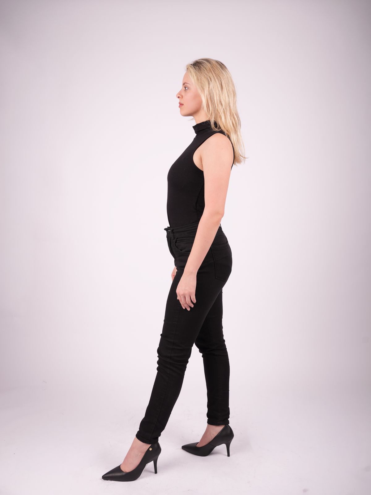 Martina de perfil y cuerpo entero con conjunto negro.