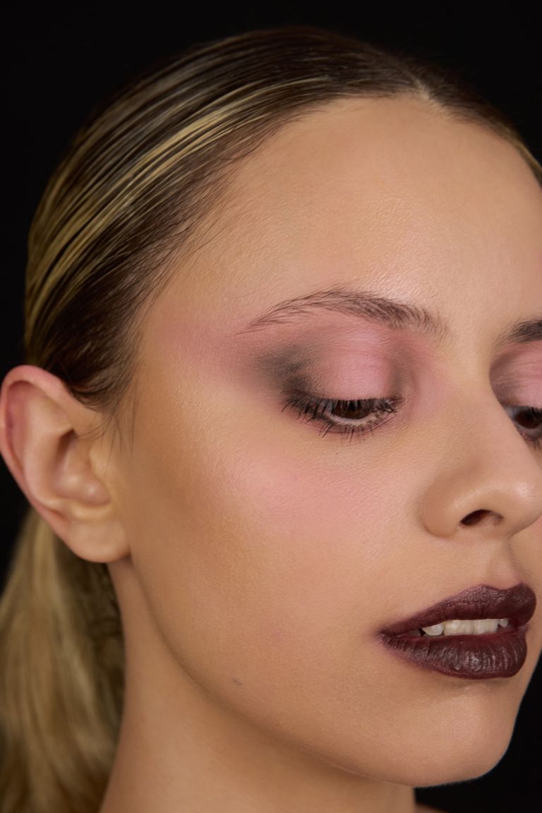 Primerísimo plano de Martina con sombra rosada y labial oscuro.