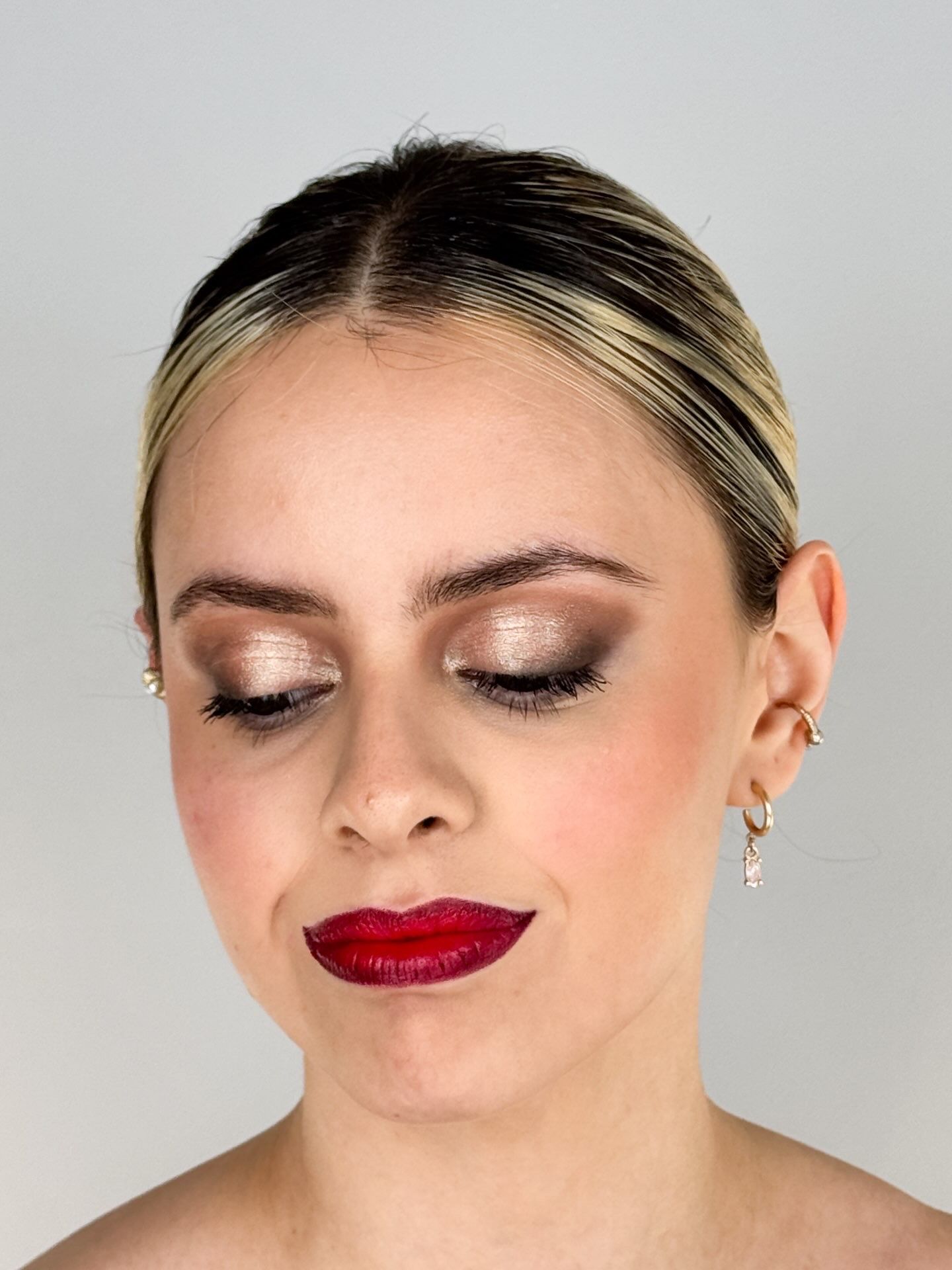 Retrato de beauty de Martina con ojos cerrados y labios rojos.